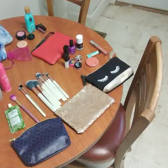 I'm selling my make up - Picture 2 of 2